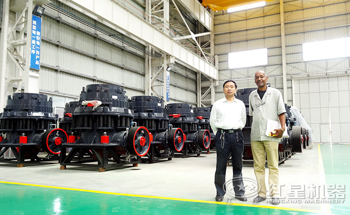 客戶參觀圓錐石子破碎機車間