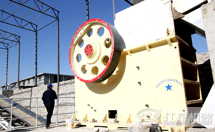 顎式粉碎機哪家好？環(huán)保、智能雙保障，紅星機器這回下血本了！