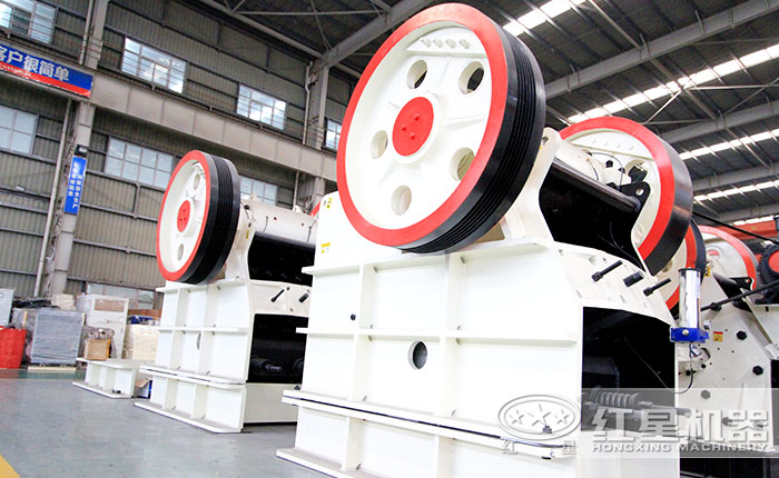 時產(chǎn)200噸的紅星顎式破碎機節(jié)能環(huán)保,奮戰(zhàn)砂石廠
