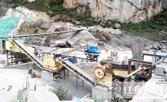 時產(chǎn)200噸的紅星顎式破碎機節(jié)能環(huán)保,奮戰(zhàn)砂石廠