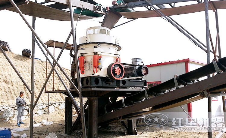 多缸液壓圓錐破碎機作業現場