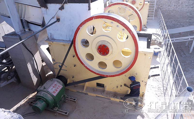 大型顎式破碎機作業(yè)現(xiàn)場