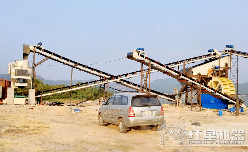 吉爾吉斯斯坦河卵石制砂現場