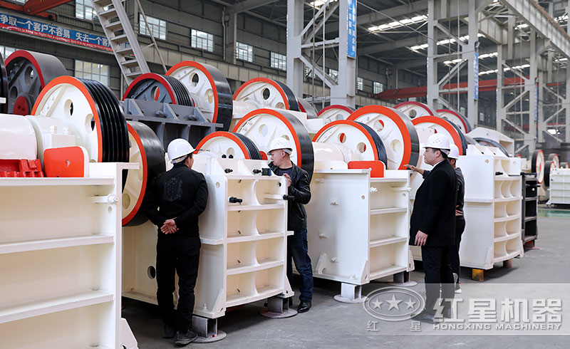 912碎石機(jī)客戶參觀車(chē)間