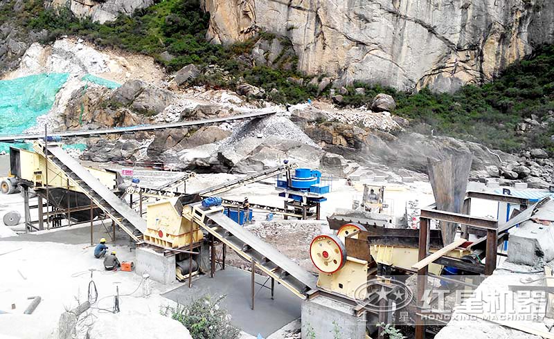 小型鄂破碎機(jī)加工現(xiàn)場