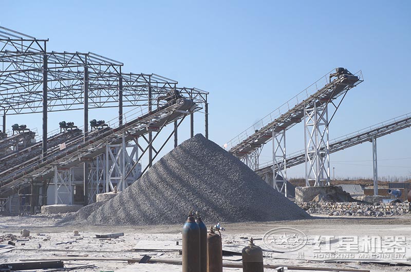 石子廠加工碎石用圓錐破碎機，全套打石子機價格