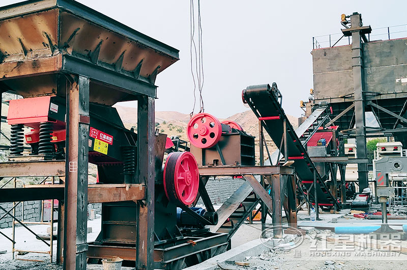 礦石粉碎機(jī)工作現(xiàn)場(chǎng)圖片